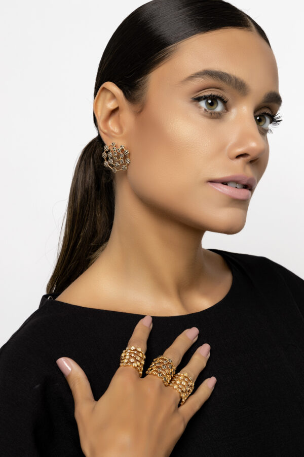 BRINCO REDONDO BANHADO A OURO COM ZIRCONIAS BRANCAS E NEGRAS - TAM 3cm - Image 3